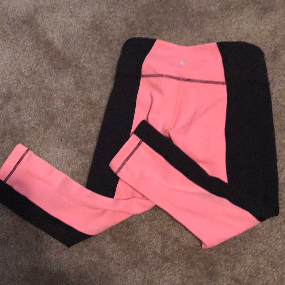 LULU LEMON SIZE 4 CROPPED LEGGINGS